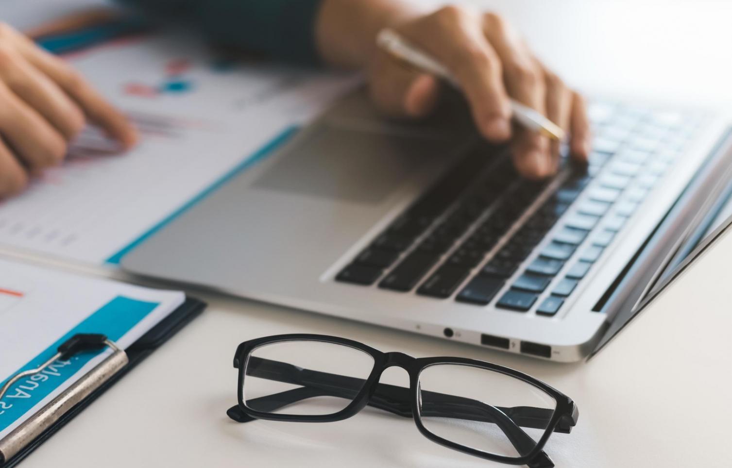 Participant travaillant sur un exercice d'optimisation de contenu lors d'un atelier en ligne